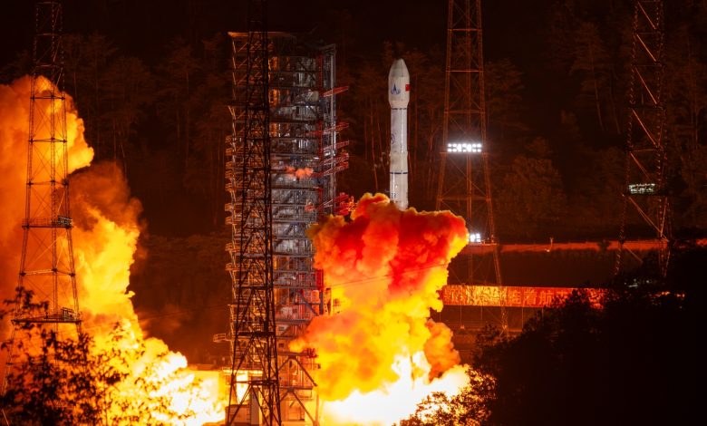 Foto peluncuran roket 3 mon Maret yang panjang di Cina di malam hari