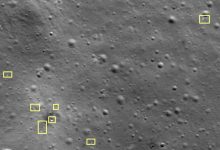 Gambar satelit bulan dengan beberapa kotak kuning yang menunjukkan di mana puing -puing berada