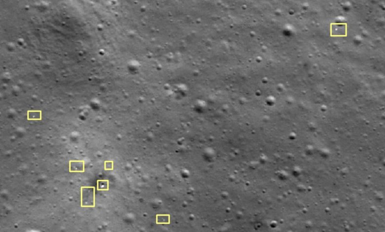 Gambar satelit bulan dengan beberapa kotak kuning yang menunjukkan di mana puing -puing berada