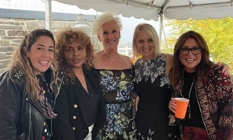 Anne Burrell dan pengiring pengantinnya termasuk Rachael Ray