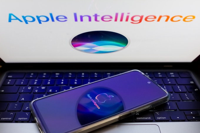 Apple Siri dan Apple Intelligence ditampilkan di layar ponsel cerdas dan di latar belakang.