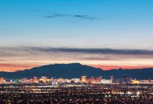 Foto cakrawala Las Vegas dari gurun di malam hari