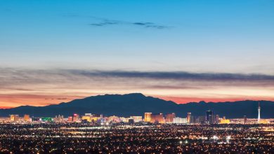 Foto cakrawala Las Vegas dari gurun di malam hari