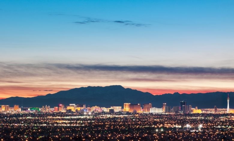 Foto cakrawala Las Vegas dari gurun di malam hari