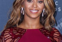 Beyonce mengenakan gaun merah marun