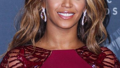 Beyonce mengenakan gaun merah marun