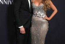 Ryan Reynolds dan Blake Livley di SNL 50