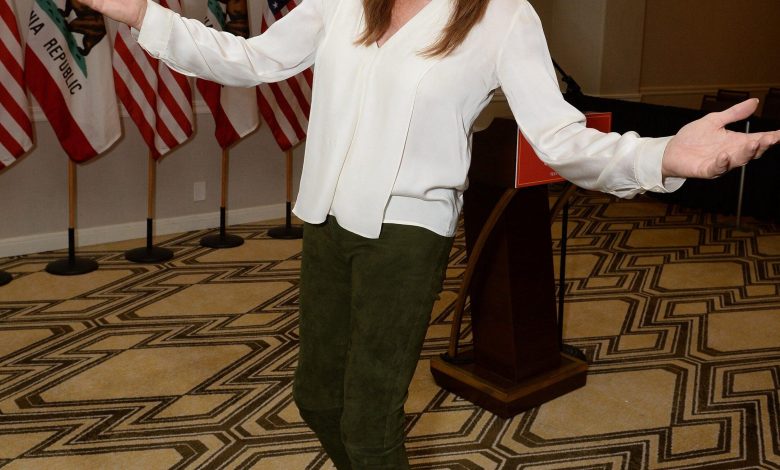 Caitlyn Jenner berdiri