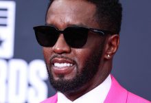 Diddy dengan setelan jas merah muda