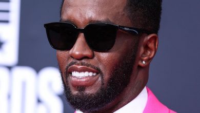 Diddy dengan setelan jas merah muda