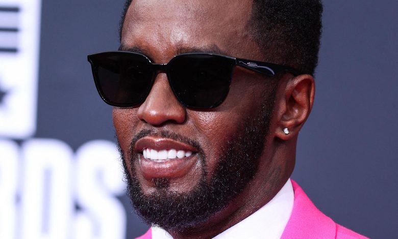 Diddy dengan setelan jas merah muda