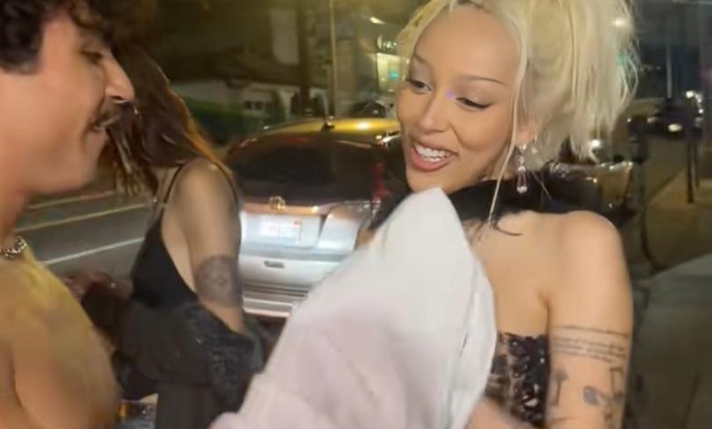 Pablo memberikan kemeja Doja Cat