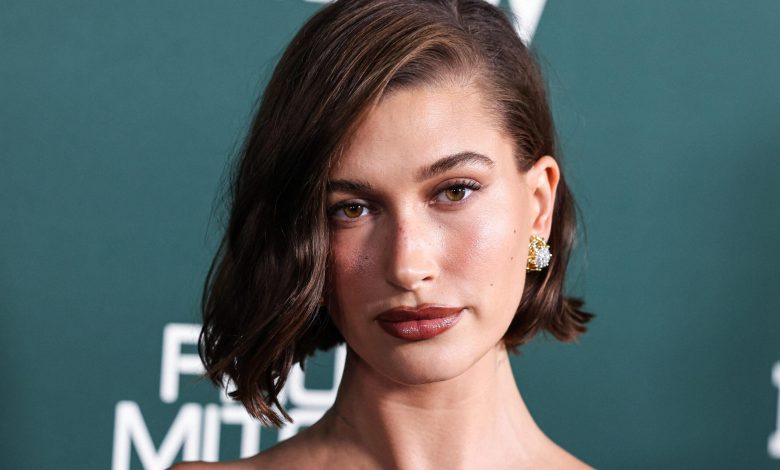 Hailey Bieber di 2023 Baby2Baby Gala
