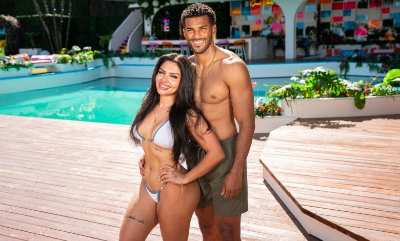 Jeremiah Brown dan Huda Mustafa di 'Love Island.'