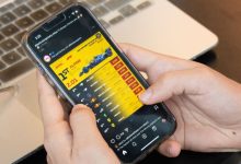 Orang menggulir telepon mereka