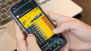 Orang menggulir telepon mereka