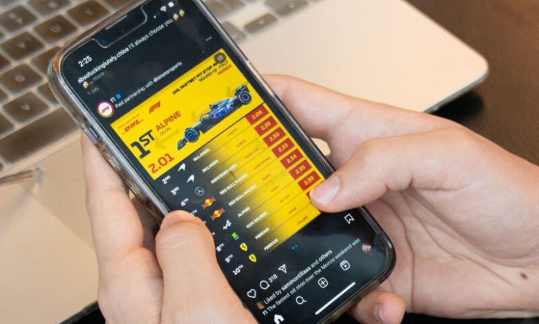 Orang menggulir telepon mereka