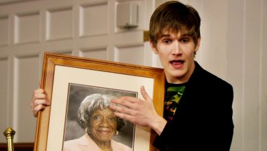 Bo Burnham As Zach Stone memegang potret di Zach Stone akan menjadi terkenal