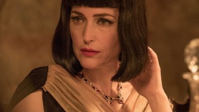 Gillian Anderson's Magda Barat Selama Makan Malam Keluarga Di Rumah Bengkok