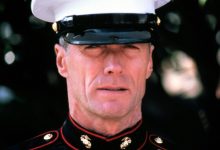 Clint Eastwood mengenakan gaunnya blues sebagai Sersan Gunnery Tom Howard di Heartbreak Ridge