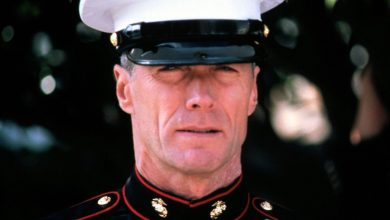 Clint Eastwood mengenakan gaunnya blues sebagai Sersan Gunnery Tom Howard di Heartbreak Ridge