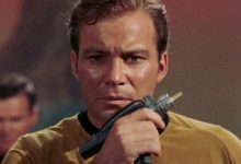 Kirk memegang phaser dekat wajahnya di Star Trek.