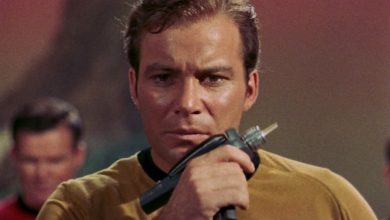 Kirk memegang phaser dekat wajahnya di Star Trek.