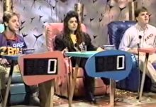 Tiga kontestan di remote control MTV.