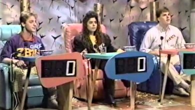 Tiga kontestan di remote control MTV.