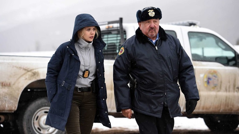 Elizabeth Olsen sebagai agen FBI Jane Banner dengan Graham Greene sebagai Kepala Polisi Suku Ben di Sungai Wind