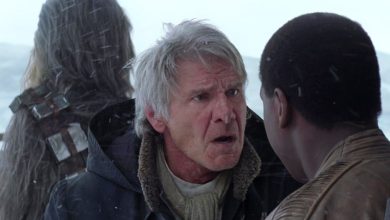Han tampak kecewa pada Finn dengan Chewbacca berdiri di belakangnya di Star Wars: The Force Awakens
