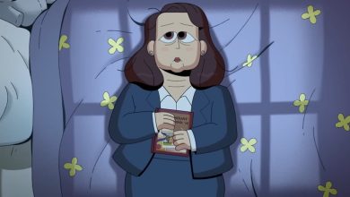Carol berbaring di tempat tidur memegang buku di Carol & The End of the World