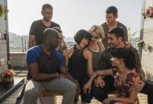 Sensat duduk dan berdiri bersama di atap di Sense8