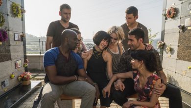 Sensat duduk dan berdiri bersama di atap di Sense8