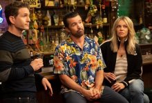 Dennis, Mac dan Dee duduk di sebuah bar di sana selalu cerah di Philadelphia