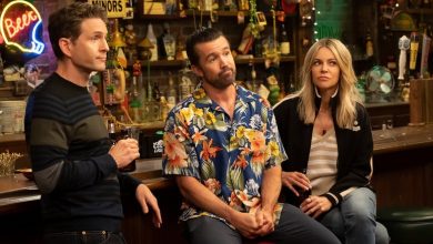 Dennis, Mac dan Dee duduk di sebuah bar di sana selalu cerah di Philadelphia