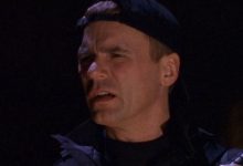 Richard Dean Anderson sebagai Kolonel Jack O'Neill tampak bingung di Stargate SG-1