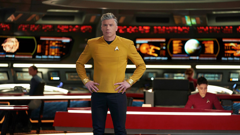 Kapten Pike berdiri di geladak perusahaan di Star Trek: Worlds Baru yang aneh