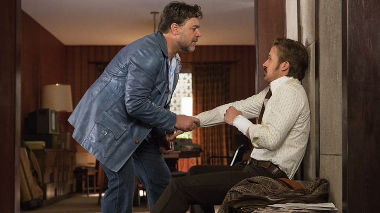 Jackson Healy condong mengancam menuju March Holland yang duduk di The Nice Guys