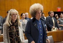 Helen Mirren sebagai Linda Kenney Baden dan Al Pacino sebagai Phil Spector di Phil Spector HBO