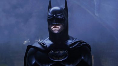 Batman berdiri di kamar berkabut di Batman selamanya