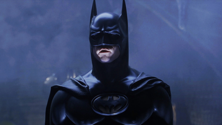 Batman berdiri di kamar berkabut di Batman selamanya