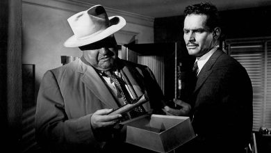 Orson Welles sebagai Hank Quinlan memeriksa bukti yang ditanam sebagai Charlton Heston sebagai Miguel Vargas terlihat berhubungan dengan kejahatan