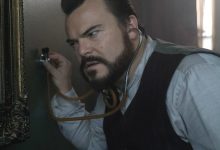 Jack Black seperti Jonathan mencoba mendengar jam di rumah dengan jam di dindingnya