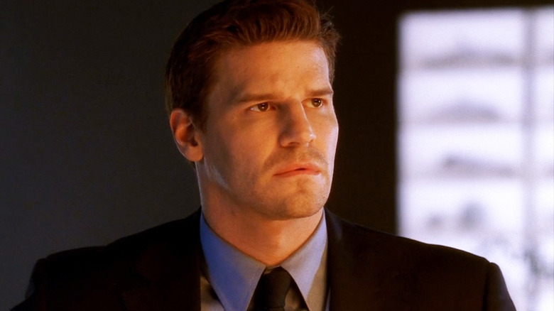 Seeley Booth karya David Boreanaz berdiri di lab di tulang