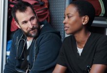 Tracy Ifeachor's Dr Heather Collins duduk di sebelah Dr. Michal Robinavitch dari Noah Wyle di belakang ambulans di Pitt