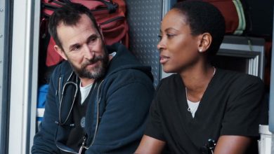 Tracy Ifeachor's Dr Heather Collins duduk di sebelah Dr. Michal Robinavitch dari Noah Wyle di belakang ambulans di Pitt