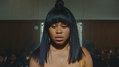 Dominique Fishback sebagai Dre berdiri di sorotan di Swarm