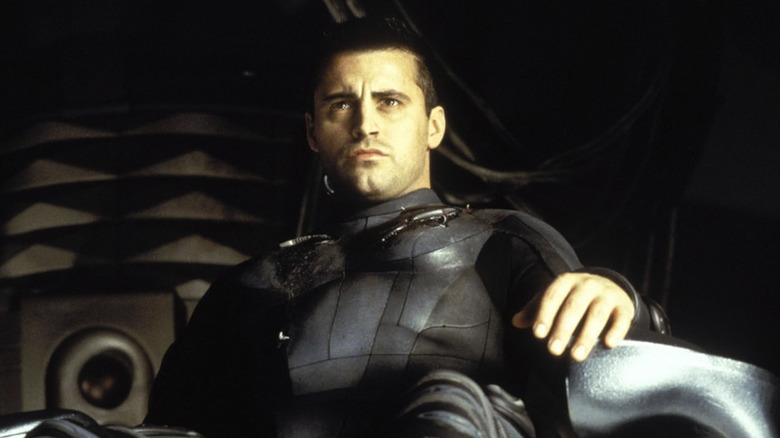 Mayor Matt LeBlanc Don West duduk dan cemberut pada sesuatu di luar kamera di Lost in Space