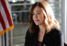 Megan Boone sebagai Elizabeth ingin duduk di meja di pilot untuk daftar hitam